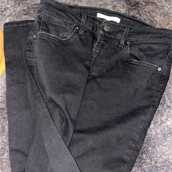 Women’s black skinny Levi’s 30w 28L with ripped knee - Picture 2 of 4